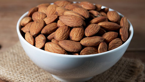 فوائد اللوز لا تحصى! حفنة منه تقي من جفاف الجلد وتؤخر شيخوخته