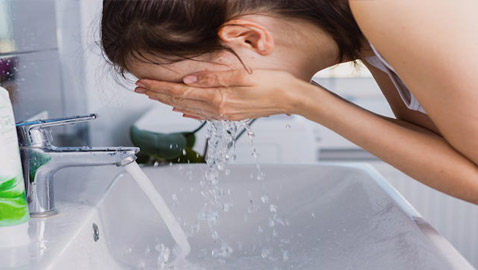 كم مرة يجب أن تغسل وجهك في اليوم؟ وبالماء البارد أو الساخن؟