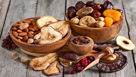 تعرفوا على فوائد وأضرار الفواكه المجففة في رمضان