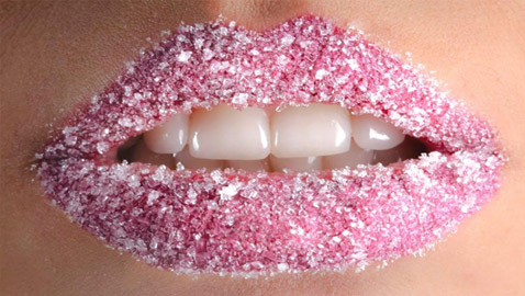 إليكم وصفة مقشر للشفايف مذهلة في رمضان، ما أسباب جفاف الشفاه؟