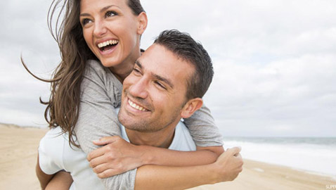 علامات تدل على أن زوجك يحبك!