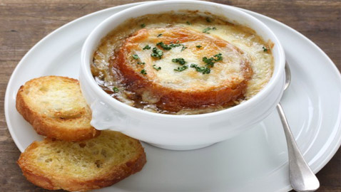 إليكم طريقة تحضير شوربة البصل الأخضر اللذيذة لسفرة إفطار رمضان