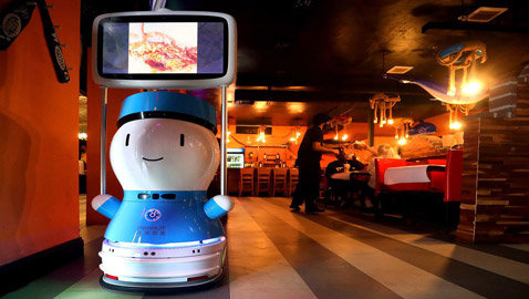 صور: مطعم أمريكي يوظف روبوتات لخدمة الزبائن لقلة الجرسونات! هل سيطالبك النادل الإلكتروني بالبقشيش؟