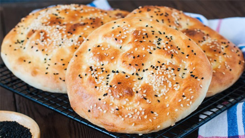 إليكم طريقة تحضير خبز رمضان بالسمسم وحبة البركة الشهي