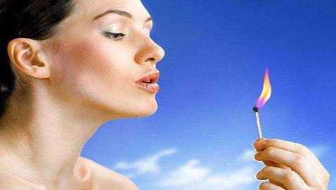 إطفاء الشمعة.. وطرق بسيطة لاختبار الحالة الصحية