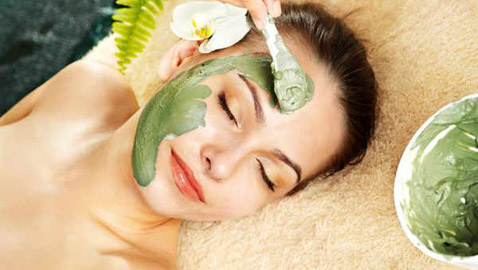 قناع الطين الأخضر لبشرة نضرة قبل العيد 