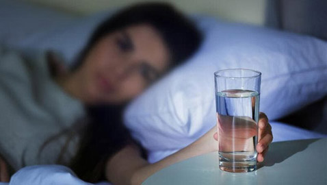فوائد تناول كوب من المياه قبل النوم!