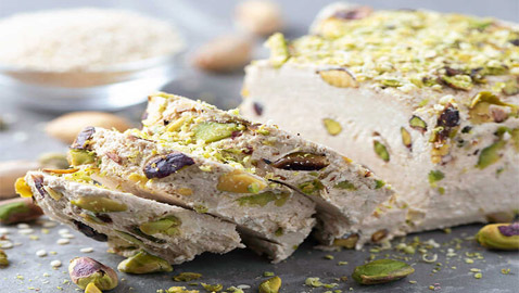 سهلة وسريعة.. إليكم طريقة تحضير الحلاوة بالفستق الحلبي في المنزل