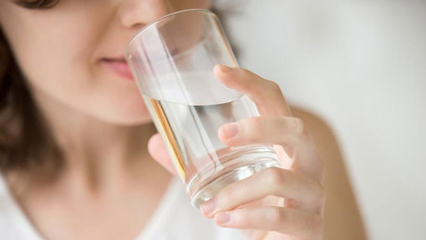 فوائد شرب الماء الدافئ على الريق يوميا