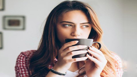 خفقان وحرقة.. احذروا هذه المشروبات على معدة فارغة!