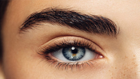 كيف تختارين شكل الحواجب الأنسب لوجهك؟ إليك آراء خبراء التجميل