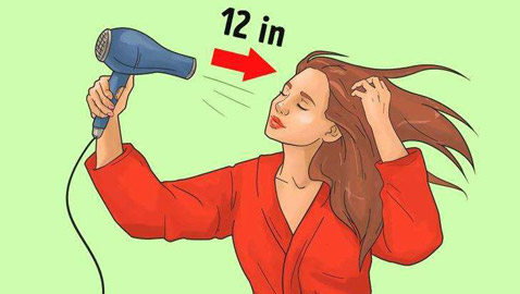 شد الشعر لأسفل.. وأخطاء ترتكبها النساء في تجفيف الشعر
