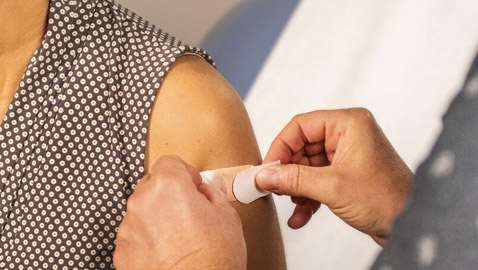 لماذا تعاني من ألم في الذراع بعد تلقي لقاح كورونا؟