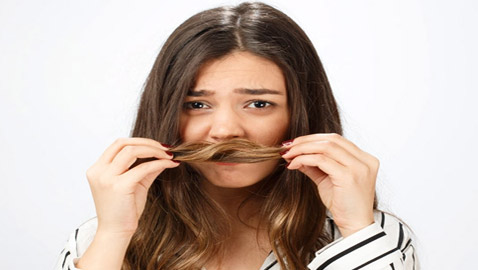 مأساة الشعر الدهني بالصيف.. 7 نصائح للتعامل مع فروات الرؤوس المتعرقة