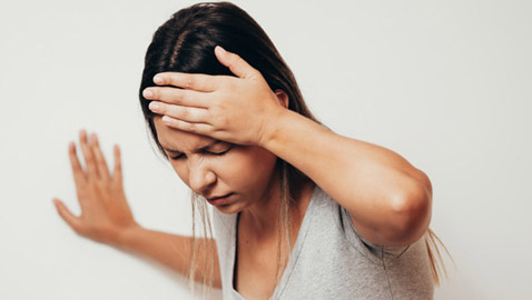 تشعر بالدوار عند السير بسرعة أو أثناء نزول الدرج؟ إليك الأسباب والعلاج