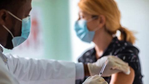 خبير يكشف الطريقة الوحيدة لوقف انتشار وباء كورونا