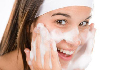 5 خطوات بسيطة لتنظيف البشرة في المنزل