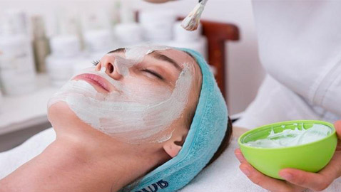 إليكم 5 طرق لتفتيح البقع الداكنة بالوجه والجسم قبل العيد