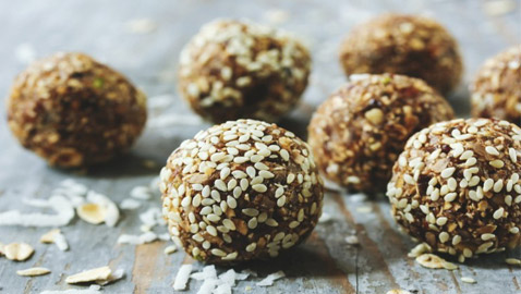 إليكم طريقة تحضير حلى كرات التمر بالسمسم السعودية لعيد الأضحى