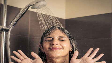 يخفف آلام المفاصل ومفيد للصحة العقلية.. فوائد مدهشة للاستحمام بالماء البارد