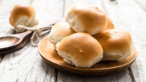 إليكم طريقة تحضير الخبز بالحليب الهش والسهل والشهي