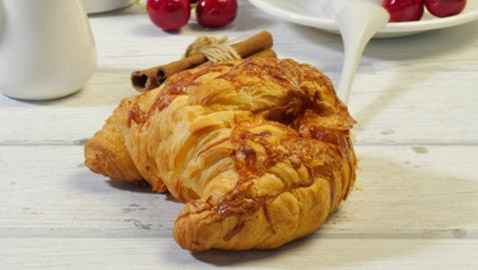 إليكم طريقة تحضير كرواسون التفاح بالقرفة الهش والسهل اللذيذ