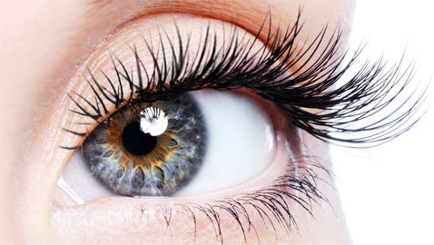 للحفاظ عليها قوية ومنعها من التساقط.. 8 أخطاء تدمر الرموش عليكم تجنبها