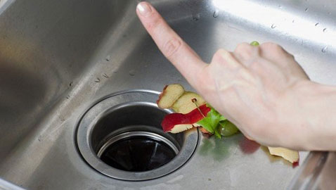 10 اشياء من الأفضل رميها في القمامة لا في المجلى