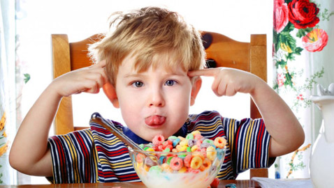 ما هي كمية السكر المسموحة للطفل خلال اليوم بحسب عمره؟