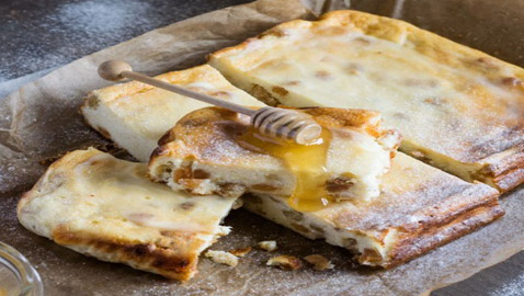 إليكم طريقة تحضير فطيرة الأجبان بالعسل الشهية والسهلة