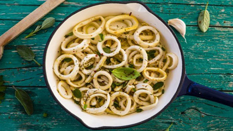 إليكم طريقة تحضير كالاماري مشوي بالثوم والصوص للرجيم