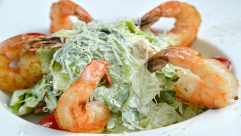 إليكم طريقة تحضير سلطة السيزر بالروبيان الشهية والصحية