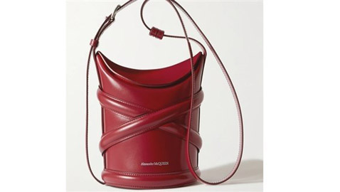 الحقيبة الدلو تتربع على عرش الموضة