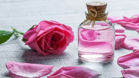 إليكم فوائد عديدة صحية وجمالية لماء الورد السحري