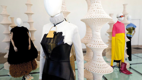 يستقطبون ماركات عالمية.. مصمّمون يبثون حياة جديدة بمخلفات فرنسا