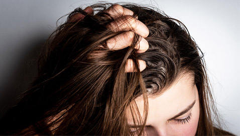 5 أخطاء وعادات مؤذية تجنّبوها في حالة الشعر الدهني..!
