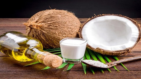 زيت جوز الهند يحارب القشرة ويحمي من تقصف وتساقط الشعر