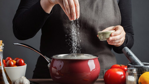 إليكم بدائل لذيذة وصحية تغنيكم عن استخدام الملح 