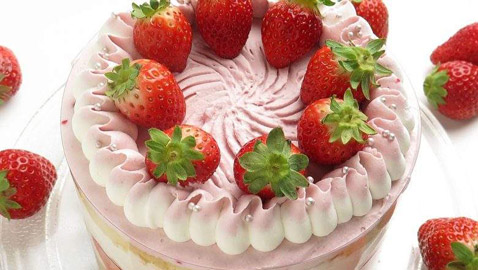 3 وصفات لذيذة لعمل كيكة الفراولة