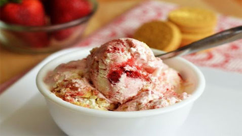 إليكم طريقة تحضير آيس كريم تشيز كيك بالفراولة الطيبة