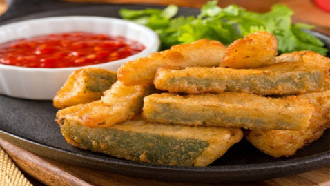 لمقبلات لذيذة.. إليكم طريقة تحضير أصابع الكوسا المقرمشة السهلة