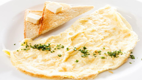 إليكم طريقة تحضير عجة بياض البيض السهلة واللذيذة للرجيم