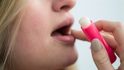 ماذا تعرفين عن بلسم شفاه الأُس الهيدروجيني؟