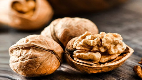 ينقص الوزن ويحمي القلب.. تعرفوا على فوائد الجوز 