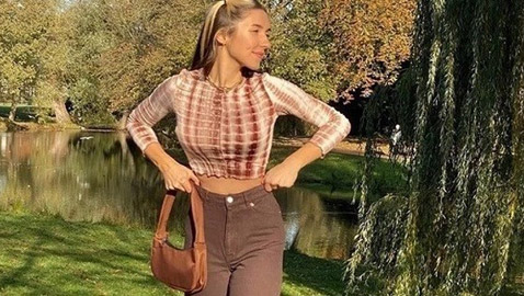 الجينز يكتسي باللون البني هذا الخريف