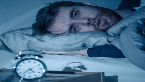 تتهافت الأفكار بمجرد الاستلقاء في السرير.. حيل بسيطة للنوم بشكل أسرع