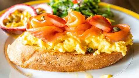 إليكم طريقة تحضير بيض مخفوق مع السلمون المدخن الطيب للرجيم