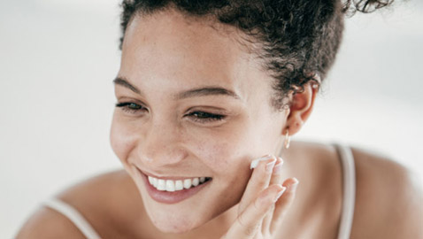 لحمايتها وجعلها أكثر تألقا وصحة.. 5 خطوات للحصول على بشرة قوية