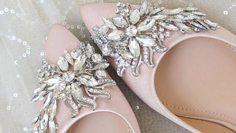 الحُلي تزين الأحذية النسائية.. إطلالة متألقة