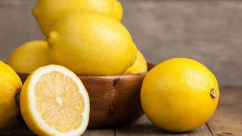 6 فوائد مذهلة لوضع قطعة ليمون بجوار سريرك